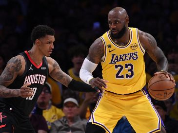 La experiencia y jerarquía que le faltó a Houston sin su mejor hombre, la puso LeBron James del otro lado, controlando las riendas dentro de la duela y repartiendo 13 asistencias con 19 unidades y 8 tablas. AFP/ J. OCAMPO.