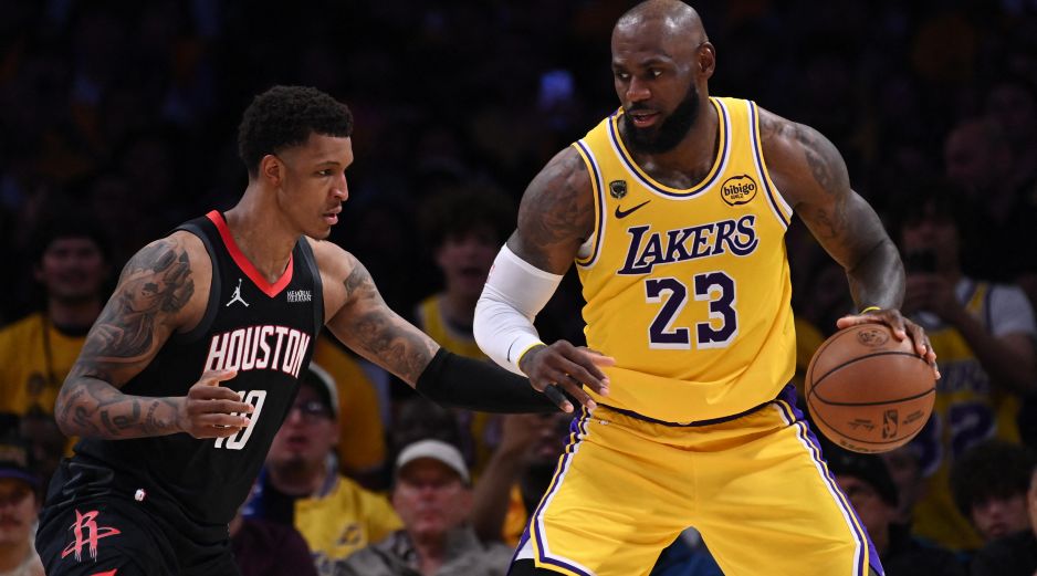 La experiencia y jerarquía que le faltó a Houston sin su mejor hombre, la puso LeBron James del otro lado, controlando las riendas dentro de la duela y repartiendo 13 asistencias con 19 unidades y 8 tablas. AFP/ J. OCAMPO.