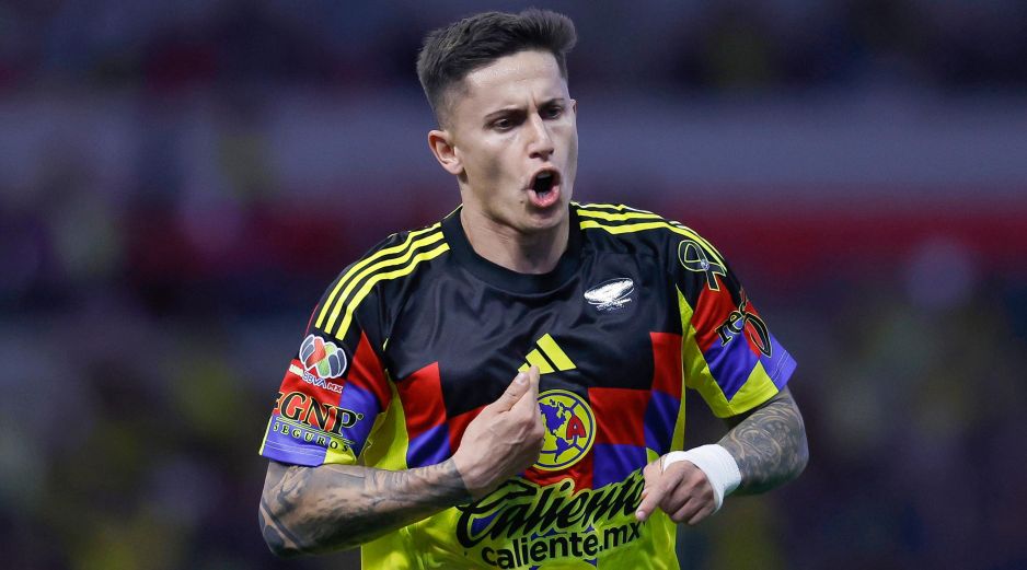 Brian Rodríguez fue el artífice de la victoria azulcrema con goles a los minutos 44 y 50. EFE/S. Gutiérrez