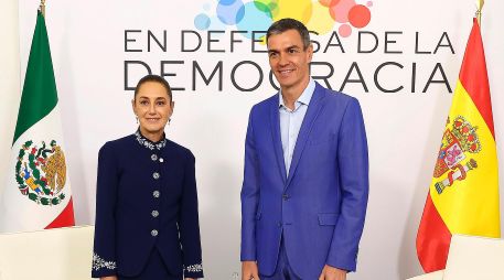 El presidente del Gobierno español, Pedro Sánchez, saluda a la Presidenta de México, Claudia Sheinbaum, a su llegada a la IV Cumbre en Defensa de la Democracia celebrada ayer en Fira de Barcelona para unir fuerzas e intentar parar la ola global de extremismo y populismo.  EFE