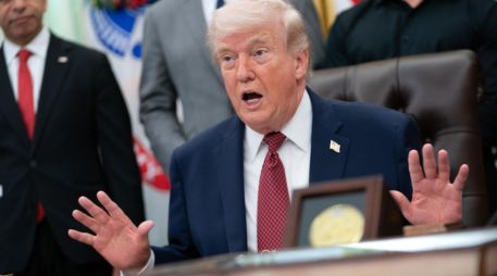 Donald Trump amenazó con destruir las centrales eléctricas y puentes de Irán si este no acepta el acuerdo que ofrece Estados Unidos. EFE/EPA/A. Robert