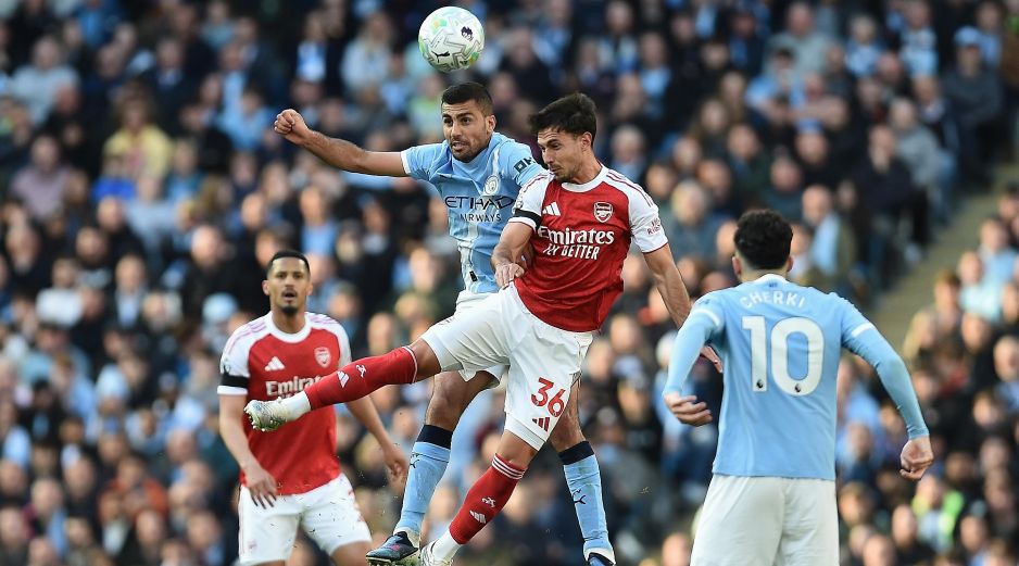 Manchester despertó este domingo con la ilusión de seguir en la carrera de la Premier League y concretó la victoria 2-1 sobre el Arsenal en el Etihad Stadium. EFE / P. Powell