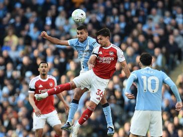 Manchester despertó este domingo con la ilusión de seguir en la carrera de la Premier League y concretó la victoria 2-1 sobre el Arsenal en el Etihad Stadium. EFE / P. Powell