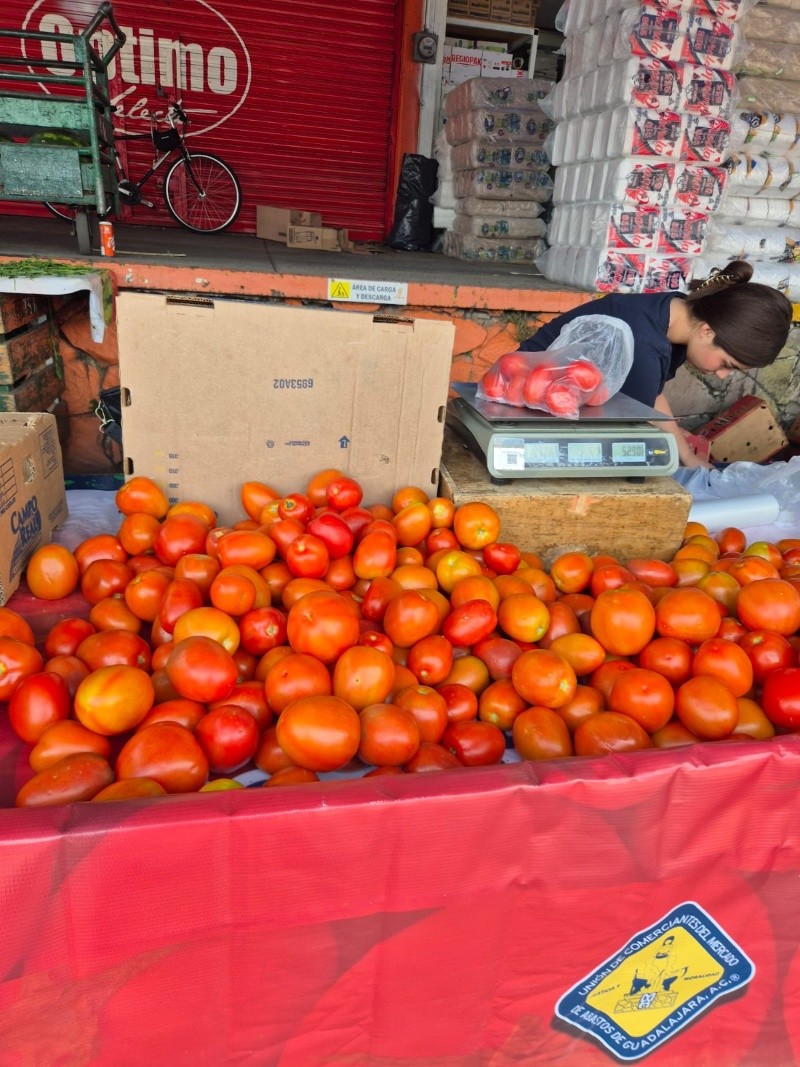 &nbsp;Los vendedores de jitomate aseguran que, ante los incrementos, los clientes llevan menos. EL INFORMADOR / J. Velazco