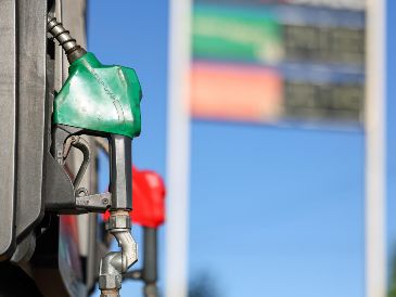 La Profeco continúa con la estrategia de colocación de lonas en las gasolineras que venden el combustible a precios excesivos. EL INFORMADOR/ARCHIVO