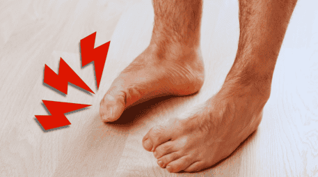 Descubre cómo una simple revisión en casa puede cambiar tu calidad de vida y evitar complicaciones médicas futuras por pie plano. ESPECIAL / CANVA