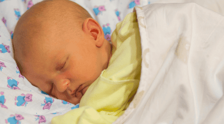 Aunque muchas familias lo recomiendan, no debe usarse el sol directo como sustituto del tratamiento médico. La exposición solar puede ser riesgosa para un recién nacido y no reemplaza la fototerapia profesional.  CANVA