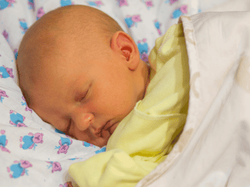 Aunque muchas familias lo recomiendan, no debe usarse el sol directo como sustituto del tratamiento médico. La exposición solar puede ser riesgosa para un recién nacido y no reemplaza la fototerapia profesional.  CANVA