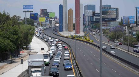 Los conductores que ignoran esta restricción se exponen a sanciones que van de 20 a 30 UMAs, lo que en 2026 equivale a multas aproximadas de entre 2 mil 250 y 3 mil 500 pesos. SUN / ARCHIVO