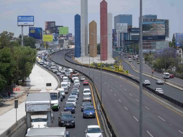 Los conductores que ignoran esta restricción se exponen a sanciones que van de 20 a 30 UMAs, lo que en 2026 equivale a multas aproximadas de entre 2 mil 250 y 3 mil 500 pesos. SUN / ARCHIVO