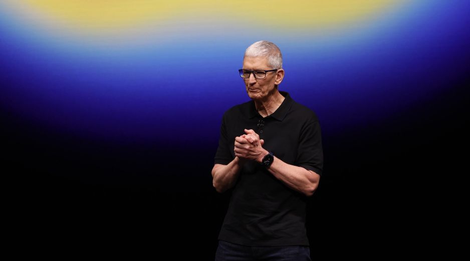 Tim Cook se unió a Apple en 1998 y se convirtió en su CEO en 2011. EFE/J. Mabanglo