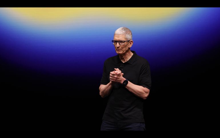 Tim Cook se unió a Apple en 1998 y se convirtió en su CEO en 2011. EFE/J. Mabanglo