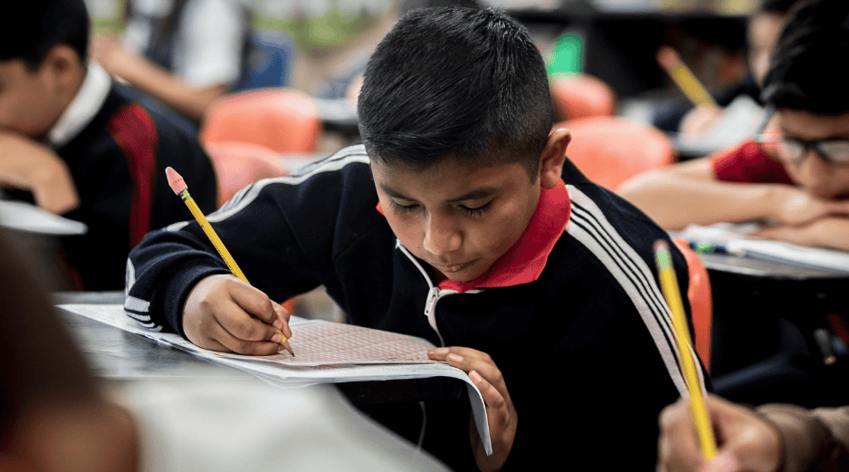 También se ha revelado que la tasa de adolescentes fuera de la educación primaria en el país no ha mostrado avances, además de persistir problemas de conectividad y acceso a dispositivos. CANVA