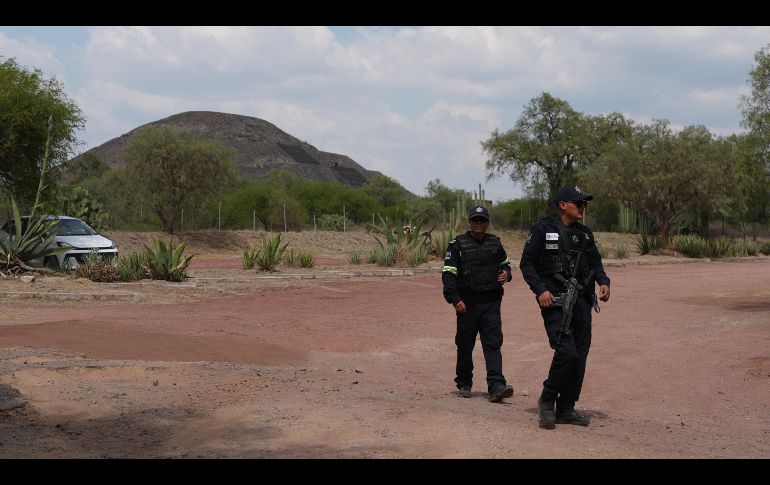 Policías patrullan las pirámides después de que las autoridades informaran que un hombre armado abrió fuego en Teotihuacán. AP/E. Verdugo