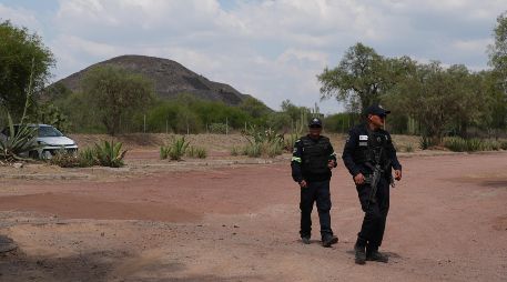 Policías patrullan las pirámides después de que las autoridades informaran de que un hombre armado abrió fuego en Teotihuacán. AP/E. Verdugo