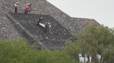Forenses bajan el cadáver de una víctima por una pirámide después de que un hombre armado abriera fuego en Teotihuacán. AP/E. Verdugo