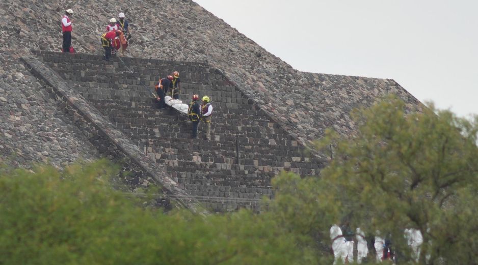 Forenses bajan el cadáver de una víctima por una pirámide después de que un hombre armado abriera fuego en Teotihuacán. AP/E. Verdugo