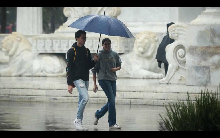 Se recomienda a la población portar paraguas o impermeable y no arrojar grasas o basura en el drenaje. SUN/ARCHIVO