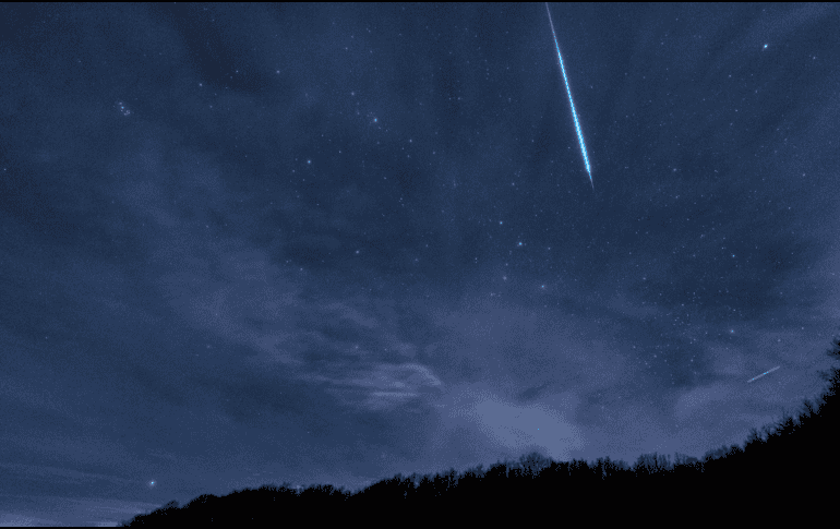 La lluvia de meteoros Líridas 2026, que iluminará fugazmente el paisaje con destellos de luz. UNSPLASH.