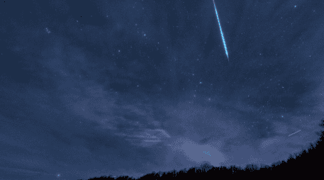 La lluvia de meteoros Líridas 2026, que iluminará fugazmente el paisaje con destellos de luz. UNSPLASH.