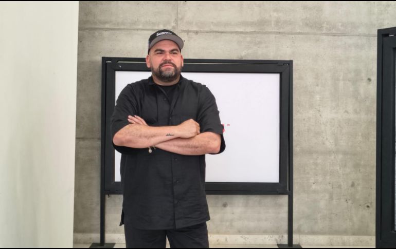 A través de fotografía análoga, digital e instantánea, el artista retrata paisajes, máscaras y figuras humanas cargadas de simbolismo ancestral.