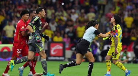 Alejandro Zendejas provocando al jugador del cuadro mexiquense Helinho en el conato de bronca. IMAGO7.