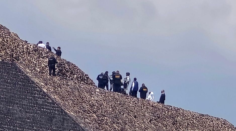 Integrantes de la Policía y peritos forenses resguardan la zona donde se registró un ataque con arma de fuego este lunes, en la zona arqueológica de Teotihuacán. EFE/M.Hartz