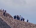 Integrantes de la Policía y peritos forenses resguardan la zona donde se registró un ataque con arma de fuego este lunes, en la zona arqueológica de Teotihuacán. EFE/M.Hartz