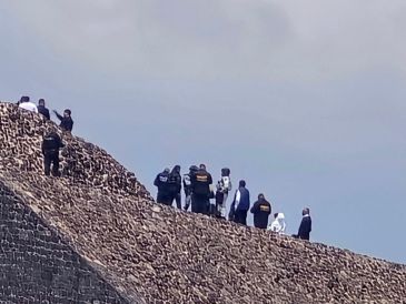 Integrantes de la Policía y peritos forenses resguardan la zona donde se registró un ataque con arma de fuego este lunes, en la zona arqueológica de Teotihuacán. EFE/M.Hartz