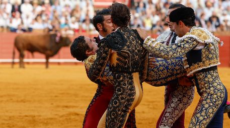 El matador fue trasladado de urgencia a un centro hospitalario sevillano para continuar con los cuidados y observar su evolución. EFE/ Julio Muñoz