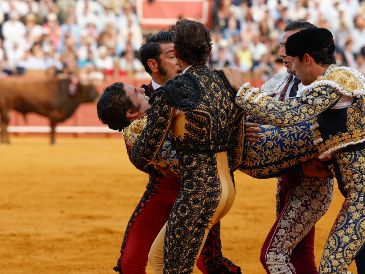El matador fue trasladado de urgencia a un centro hospitalario sevillano para continuar con los cuidados y observar su evolución. EFE/ Julio Muñoz