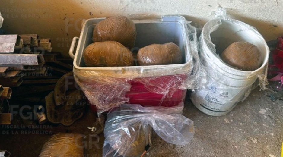 Durante el operativo, las autoridades aseguraron armas largas de diferentes calibres, cargadores, dos mil 683 cartuchos de distintos calibres, diversas sustancias, artefactos explosivos, un vehículo y nueve chalecos tácticos. CORTESÍA