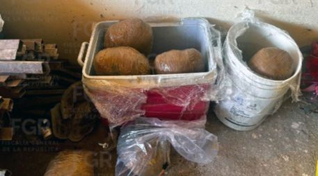 Durante el operativo, las autoridades aseguraron armas largas de diferentes calibres, cargadores, dos mil 683 cartuchos de distintos calibres, diversas sustancias, artefactos explosivos, un vehículo y nueve chalecos tácticos. CORTESÍA