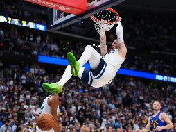 Donte DiVincenzo, de los Timberwolves de Minnesota, clava el balón durante la segunda mitad del juego frente a los Nuggets de Denver. AP/J. Dempsey