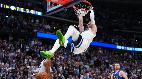 Donte DiVincenzo, de los Timberwolves de Minnesota, clava el balón durante la segunda mitad del juego frente a los Nuggets de Denver. AP/J. Dempsey