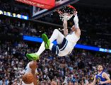 Donte DiVincenzo, de los Timberwolves de Minnesota, clava el balón durante la segunda mitad del juego frente a los Nuggets de Denver. AP/J. Dempsey