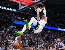 Donte DiVincenzo, de los Timberwolves de Minnesota, clava el balón durante la segunda mitad del juego frente a los Nuggets de Denver. AP/J. Dempsey