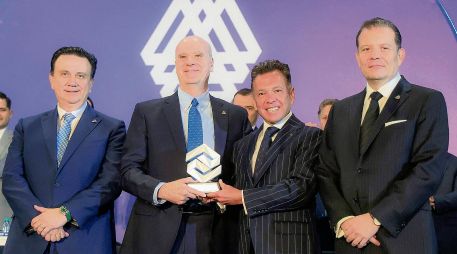 Luis Aranguren Tréllez recibió de manos del gobernador Pablo Lemus el Premio a la Trascendencia Empresarial “Carlos Gutiérrez Nieto”. EL INFORMADOR/ A. Navarro