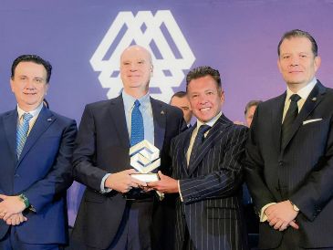 Luis Aranguren Tréllez recibió de manos del gobernador Pablo Lemus el Premio a la Trascendencia Empresarial “Carlos Gutiérrez Nieto”. EL INFORMADOR/ A. Navarro