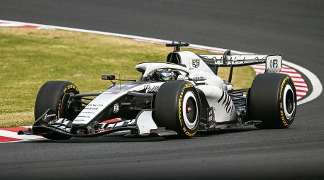 Checo Pérez podría sacar ventaja en duelos cerrados y mejorar su rendimiento. AFP