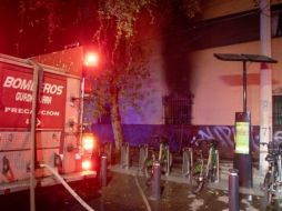 Las autoridades permanecieron en el lugar realizando las investigaciones correspondientes para determinar las causas que originaron el fuego en la vivienda de Guadalajara.  ESPECIAL