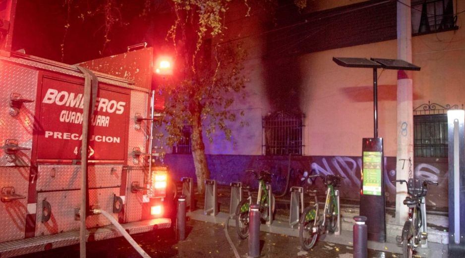 Las autoridades permanecieron en el lugar realizando las investigaciones correspondientes para determinar las causas que originaron el fuego en la vivienda de Guadalajara.  ESPECIAL