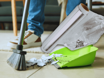 El uso del papel aluminio en la escoba es la prueba de que no siempre necesitas productos costosos para obtener resultados profesionales; a veces, la solución está en tu propia cocina. ESPECIAL / CANVA