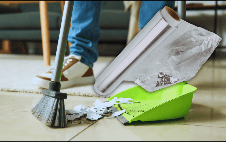 El uso del papel aluminio en la escoba es la prueba de que no siempre necesitas productos costosos para obtener resultados profesionales; a veces, la solución está en tu propia cocina. ESPECIAL / CANVA