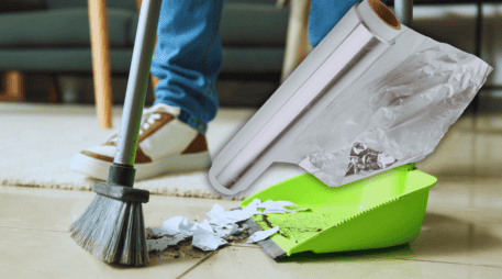 El uso del papel aluminio en la escoba es la prueba de que no siempre necesitas productos costosos para obtener resultados profesionales; a veces, la solución está en tu propia cocina. ESPECIAL / CANVA