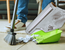 El uso del papel aluminio en la escoba es la prueba de que no siempre necesitas productos costosos para obtener resultados profesionales; a veces, la solución está en tu propia cocina. ESPECIAL / CANVA