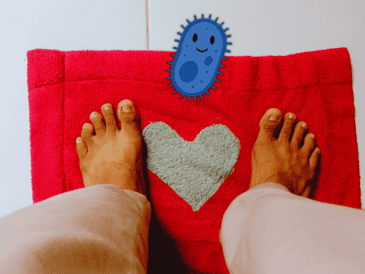 Al ser muy absorbentes, las alfombras textiles deben lavarse en lavadora con agua caliente cada 2 o 3 días. ESPECIAL / CANVA