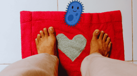 Al ser muy absorbentes, las alfombras textiles deben lavarse en lavadora con agua caliente cada 2 o 3 días. ESPECIAL / CANVA