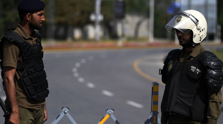 Funcionarios de seguridad paquistaníes montan guardia en una carretera cerca de la sede prevista para la segunda ronda de conversaciones entre EU e Irán. EFE/EPA/S. Shahzadefe