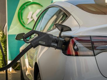El ahorro en gasolina y la reducción de gastos impulsan la compra de vehículos eléctricos. PEXELS